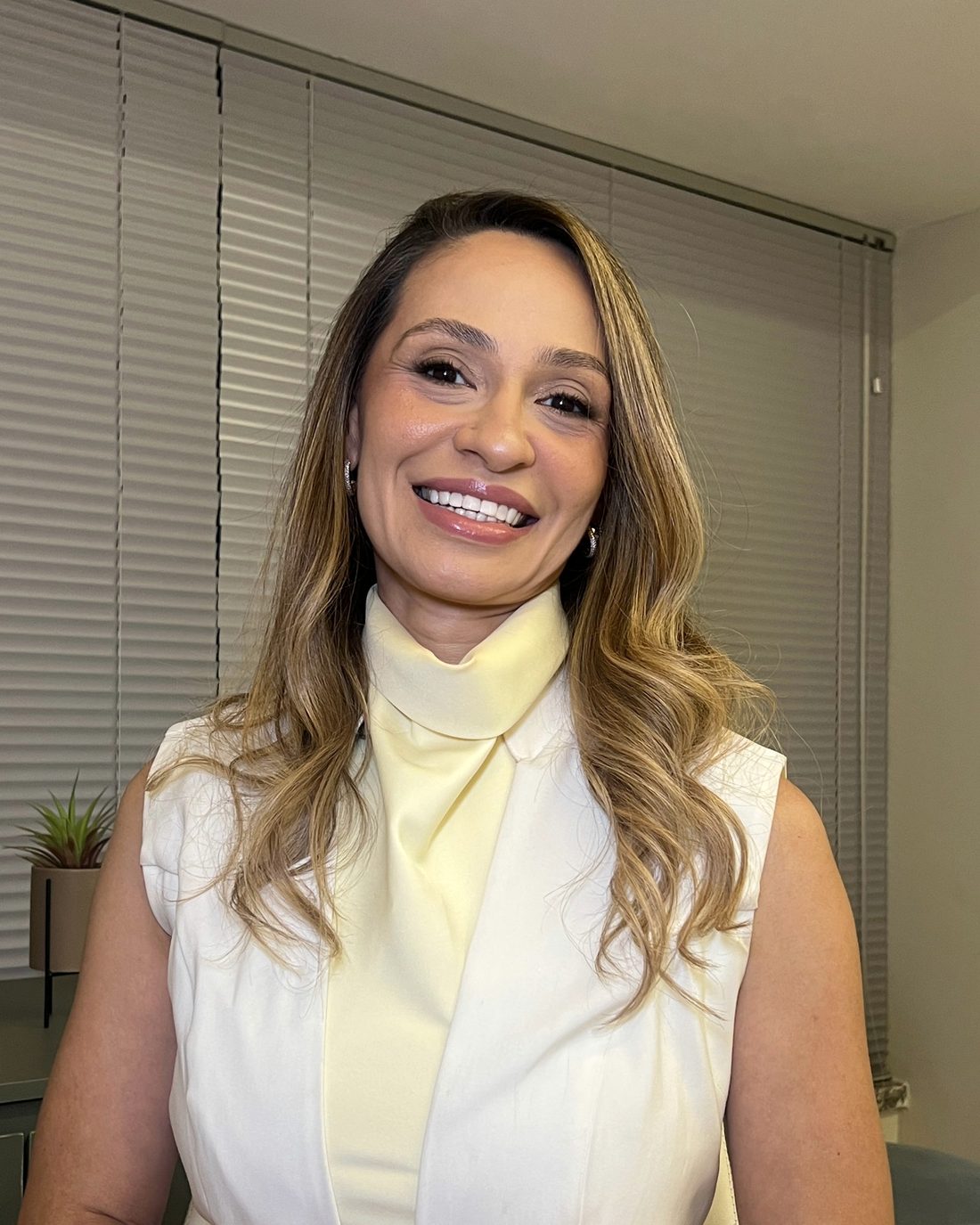 Retrato da Dra. Renata Modestino, biomédica, em seu consultório